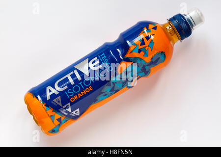 Tesco aktiv isotonische Orange Flasche trinken isolierten auf weißen Hintergrund Stockfoto