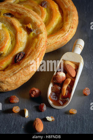 Frische süße Strudel mit Rosinen auf Ardesia Tisch Stockfoto