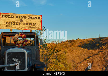 Rustikale Billboard und LKW Werbung das Gold King Mine und Geisterstadt In Jerome, Arizona. Stockfoto