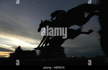 Läufer in der Markel Versicherung Amateur Riders' Handicap jagen tagsüber Landschaft des offenen Festivals in Cheltenham Racecourse. Stockfoto