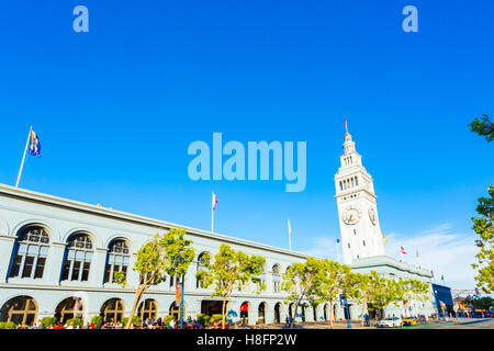 Historischen Ferry Building abgewinkelt gegen einen wunderschönen blauen Himmel an einem sonnigen Sommertag in San Francisco, Kalifornien. Horizontale Stockfoto