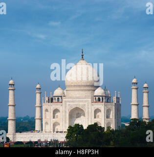Tele Fernblick über die Sonne scheint hell auf weißem Marmor des Taj Mahal von außerhalb der Anlage tagsüber Stockfoto