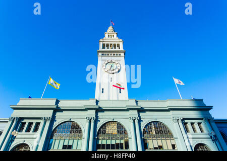 Tagesansicht Vorderfassade mittig Ferry Building und Uhrturm nachschlagen aus einem niedrigen Winkel an einem sonnigen Tag in San Francisco Stockfoto