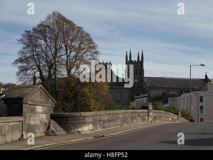 Blick über die Stadtzentrum Brücke über den Fluss Dart in Richtung St Johns Church Bridgetown, Totnes, Devon Stockfoto