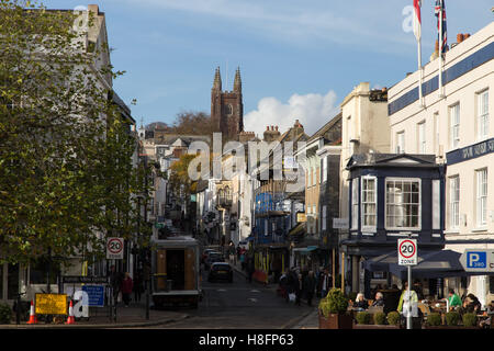 Blick hinauf von Fore Street Totnes in Richtung High Street mit der Royal-sieben-Sterne-Hotel auf der rechten Seite. Stockfoto