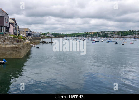 Rand von Falmouth mit Booten abgestellt im Meer. Stockfoto