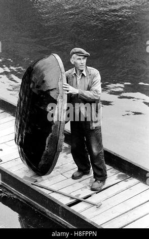 Eustace Rogers Coracle Maker auf dem Fluss Severn in Ironbridge 1978 BILD VON DAVID BAGNALL Stockfoto