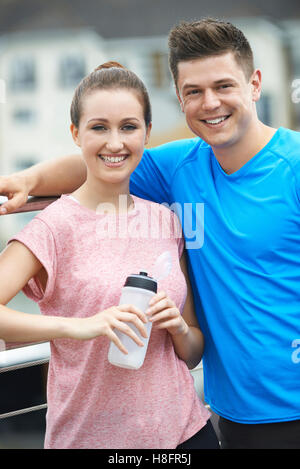 Junges Paar ruht beim Lauf In Stadt Stockfoto