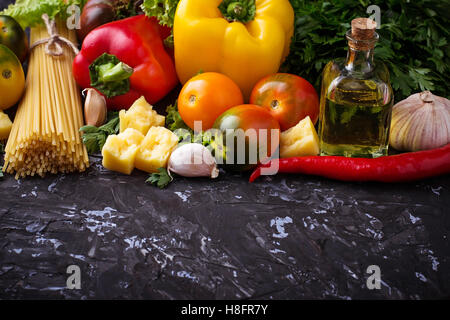 Konzept der italienischen Küche. Nudeln, Tomaten, Olivenöl, Pfeffer, Petersilie und Käse. Selektiven Fokus. Stockfoto