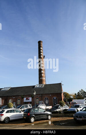 Kirchturm-Buchsen arbeiten auf einem sehr hohen Schornstein an einem sonnigen Tag Stockfoto