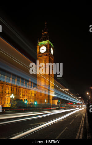 Licht Loipen vom Verkehr über Westminster Brücke mit Big Ben der Queen Elizabeth den zweiten Turm im Hintergrund in der Nacht Stockfoto