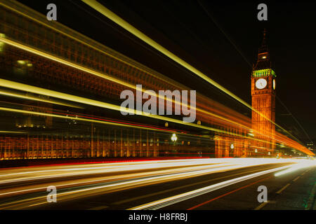 Licht Loipen vom Verkehr über Westminster Brücke mit Big Ben der Queen Elizabeth den zweiten Turm im Hintergrund in der Nacht Stockfoto