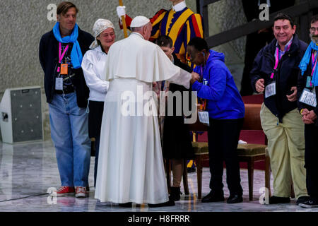 Vatikanstadt, Vatikan. 11. November 2016. Papst Francis führt ein Jubiläums-Publikum für sozial ausgeschlossen Personen im Rahmen der laufenden Feierlichkeiten des Heiligen Jahres der Barmherzigkeit in der Aula Paul VI in der Vatikanstadt, Vatikan. Papst Francis am Freitag begrüßte nach Rom mehr als 6000 Menschen, Männer und Frauen aus verschiedenen europäischen Nationen, die gelebt haben, oder schon jetzt auf der Straße leben. Das Jubiläum für sozial ausgeschlossen Personen umfaßte nicht nur Obdachlose, aber auch benachteiligte Personen und in Armut lebenden Menschen. Bildnachweis: Giuseppe Ciccia/Pacific Press/Alamy Live-Nachrichten Stockfoto