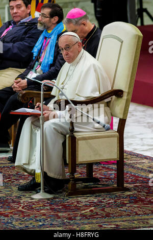 Vatikanstadt, Vatikan. 11. November 2016. Papst Francis führt ein Jubiläums-Publikum für sozial ausgeschlossen Personen im Rahmen der laufenden Feierlichkeiten des Heiligen Jahres der Barmherzigkeit in der Aula Paul VI in der Vatikanstadt, Vatikan. Papst Francis am Freitag begrüßte nach Rom mehr als 6000 Menschen, Männer und Frauen aus verschiedenen europäischen Nationen, die gelebt haben, oder schon jetzt auf der Straße leben. Das Jubiläum für sozial ausgeschlossen Personen umfaßte nicht nur Obdachlose, aber auch benachteiligte Personen und in Armut lebenden Menschen. Bildnachweis: Giuseppe Ciccia/Pacific Press/Alamy Live-Nachrichten Stockfoto