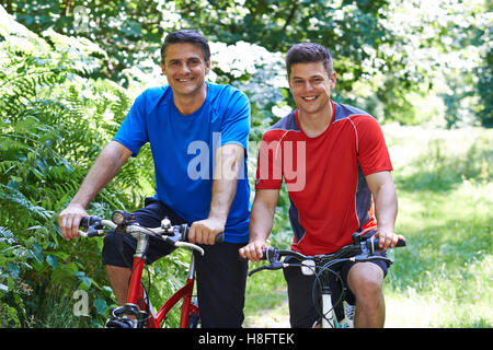 Zwei Männer auf Zyklus fahren auf Land zusammen Stockfoto