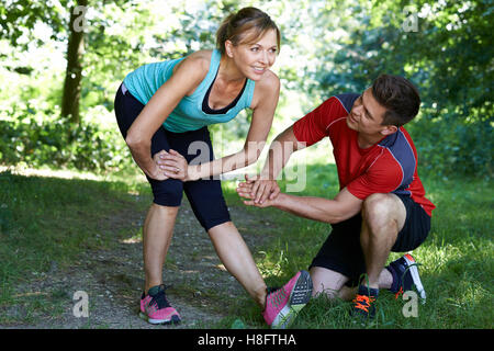 Reife Frau, die das Training mit Personal Trainer im Park Stockfoto