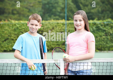 Porträt eines jungen und Mädchen zusammen Tennis spielen Stockfoto