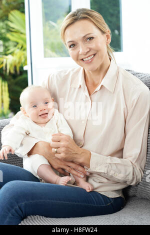 Porträt der Großmutter mit Baby Enkelin Stockfoto