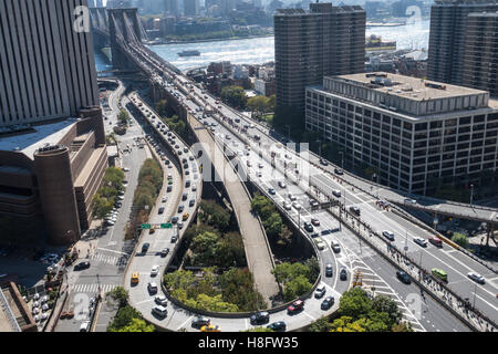Fahrspuren und Rampen, die Brooklyn Bridge, New York, USA Stockfoto