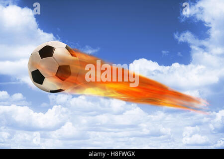Fußball in Brand und fliegenden Fast in den Himmel. Stockfoto