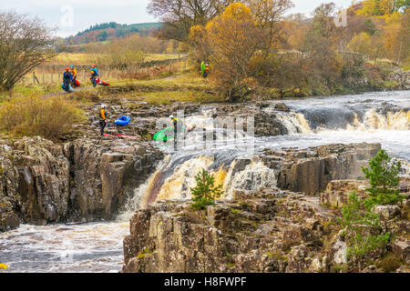 die Studierenden lernen, auf den Fluss Tees am Low Force Wasserfall im oberen Teesdale Kajak Stockfoto