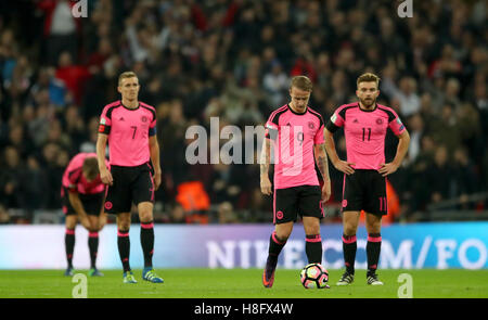 (links nach rechts) Schottlands Darren Fletcher, Leigh Griffiths und James Morrison schauen niedergeschlagen, nachdem England die Führung übernehmen, während der Fußballweltmeisterschaft 2018 Gruppe F-Qualifikationsspiel im Wembley Stadium, London. Stockfoto