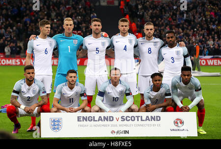 England-Team Gruppe erschossen. Obere Reihe (von links nach rechts) John Stones, Joe Hart, Gary Cahill, Eric Dier, Jordan Henderson und Danny Rose. Untere Reihe (von links nach rechts) Kyle Walker, Adam Lallana, Wayne Rooney, Raheem Sterling und Daniel Sturridge vor 2018 WM Gruppe F-Qualifikationsspiel im Wembley Stadium, London. Stockfoto