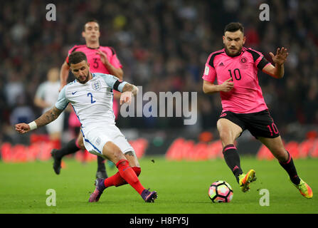 Englands Kyle Walker (links) und Schottlands Robert Snodgrass Kampf um die Kugel während der 2018 FIFA WM-Qualifikation, Gruppe F Spiel im Wembley Stadion in London. Stockfoto