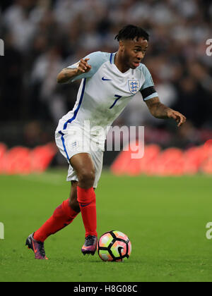 Der englische Raheem Sterling während des Qualifyings der FIFA-Weltmeisterschaft 2018 im Wembley-Stadion in London. DRÜCKEN SIE VERBANDSFOTO. Bilddatum: Freitag, 11. November 2016. Siehe PA Story SOCCER England. Bildnachweis sollte lauten: Mike Egerton/PA Wire. Stockfoto