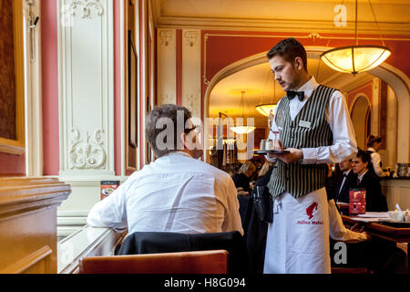 Prag Cafe Louvre innen, der Kellner bedient Prager Cafés Tschechische Republik Stockfoto