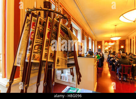 Verschiedene Zeitungen in Prag Cafe Louvre innerhalb der Tschechischen Republik Stockfoto