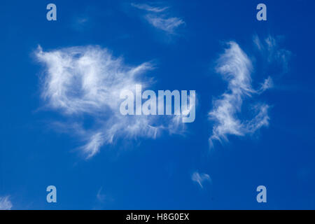 welche Form können Sie in diesen Wolken sieht aus wie Superman oder einen Winkel von dem Norden Hörner Arme ausgestreckten fliegen schnell Gott sehen. Stockfoto