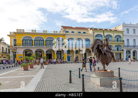 Viaje Fantástico, Skulptur, des kubanischen Künstlers Roberto Fabelo, geboren 1951, auf der Plaza Vieja, restaurierten Kolonialgebäude und Stadtpaläste im Zentrum von Havanna, Havanna, La Habana, Kuba, der Republik Kuba der großen Antillen, Karibik Stockfoto