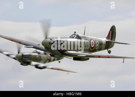 MH434 G-ASJV Vickers Supermarine Spitfire Mk IX, zwei Spitfires in Bildung am 1/125th eine zweite Verschlusszeit Stockfoto