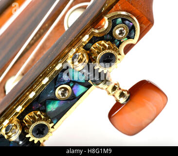 Detailansicht, qualitativ hochwertige tuning-Heringe, Oberteil mit Perlmutt Ornament, Flamenco-Gitarre, klassische Gitarre Stockfoto