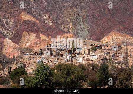 Friedhof in Humahuaca Tal, Jujuy, Argentinien, in der Nähe der vierzehn Farben Hügel Stockfoto