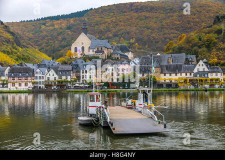 Moseltal, Herbst, den Weinort Beilstein, Burg Metternich, Fluss Fähre, Deutschland Stockfoto