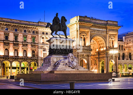 Vittorio Emanuele II Reiterstandbild vor Vittorio Emanuele shopping Galerie am Dom Quadrat von Mailand, Italien. Stockfoto