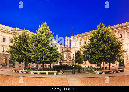 Platz der Scala in Mailand, Italien, kleinen grünen Park nahe Lenoardo da Vinchi historischen Monument bei Sonnenaufgang. Stockfoto