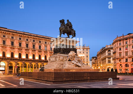 Reiterstandbild von Vittorio Emanuele am Domplatz in Mailand, bei Sonnenaufgang Stockfoto