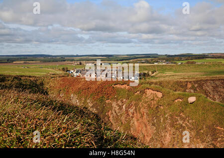 Ein Blick auf die Hütten auf der Klippe in bullers von Buchan, Aberdeenshire, Schottland, Großbritannien, Europa. Stockfoto