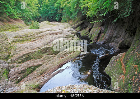 Ein Blick auf den Fluss North Esk läuft durch eine Schlucht auf dem Felsen der Einsamkeit im Norden von Edzell, Angus, Schottland, Großbritannien, Europa. Stockfoto