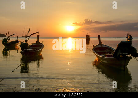 Viele Fischerboote im Hafen und Sonnenuntergang, Phuket, Thailand Stockfoto