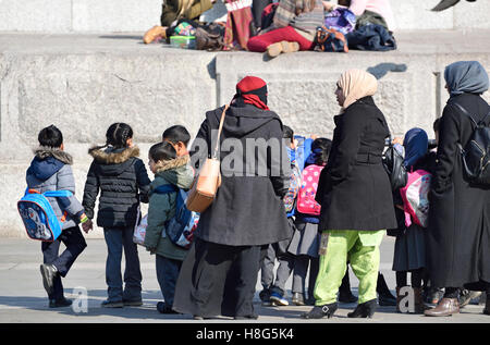 London, England, Vereinigtes Königreich. Muslimische Frauen und Kinder auf eine Schule Reise auf dem Trafalgar Square Stockfoto