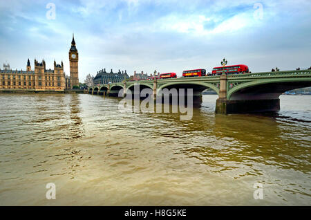 London, England, Vereinigtes Königreich. Themse, Westminster Bridge und den Houses of Parliament, vom Südufer gesehen Stockfoto