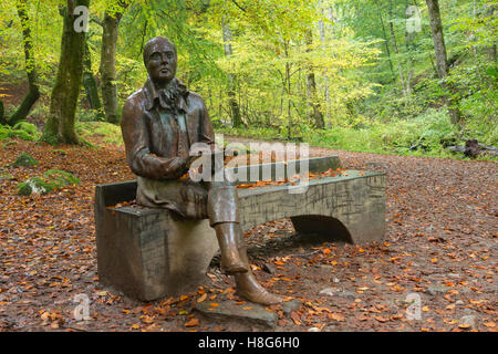 Eine Statue von Robert Burns sitzt in Birks Aberfeldy entlang der Moness Burn in Perthshire, Schottland. Stockfoto