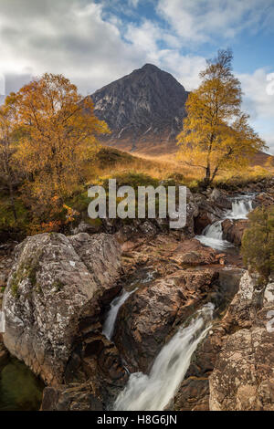 Buachaille Etive Mòr erhebt sich über dem Wasserfall entlang Fluss Coupall, Glen Etive in den Highlands von Schottland. Stockfoto