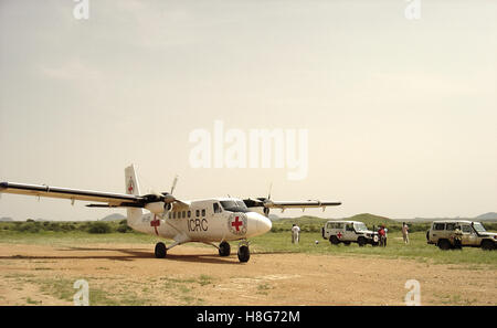 30. August 2005 liefert eine IKRK Twin Otter Flugzeuge eine Feld-OP-Team an Kutum in Nord-Darfur, Sudan. Stockfoto