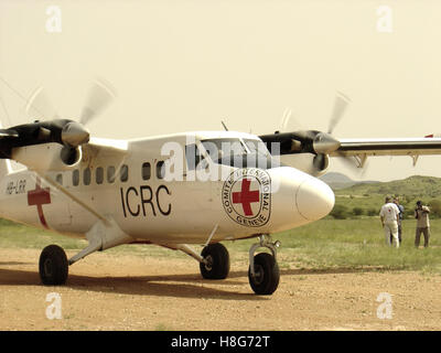 30. August 2005 liefert eine IKRK Twin Otter Flugzeuge eine Feld-OP-Team an Kutum in Nord-Darfur, Sudan. Stockfoto
