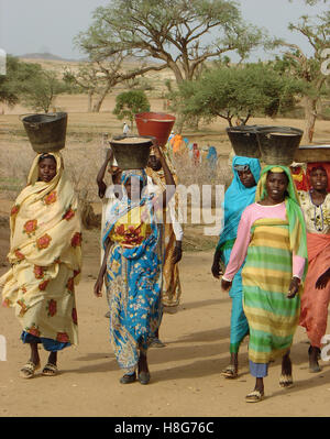 2. September 2005 Frauen Flüchtlinge im Lager Kassab IDP (Internally Displaced Persons) in der Nähe von Kutum, Nord-Darfur, Sudan. Stockfoto